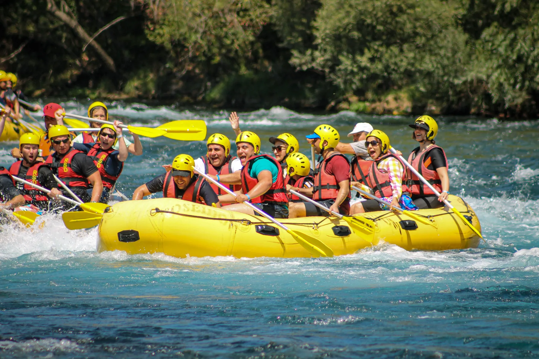 Rafting su un fiume di montagna